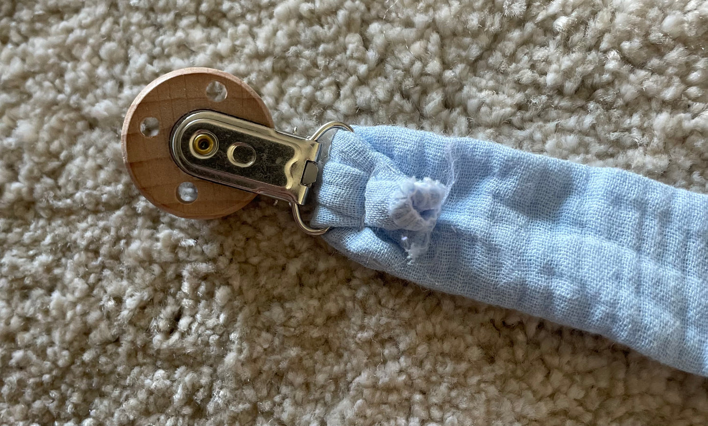 Attache tétine gaze de coton bleu ciel